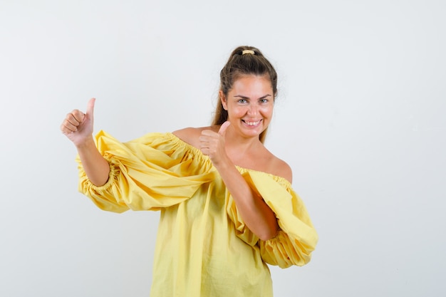 Giovane ragazza espressiva in posa in studio