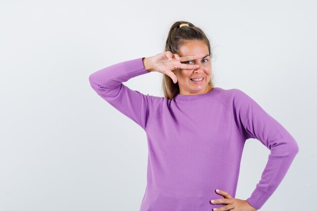 Free photo expressive young girl posing in the studio