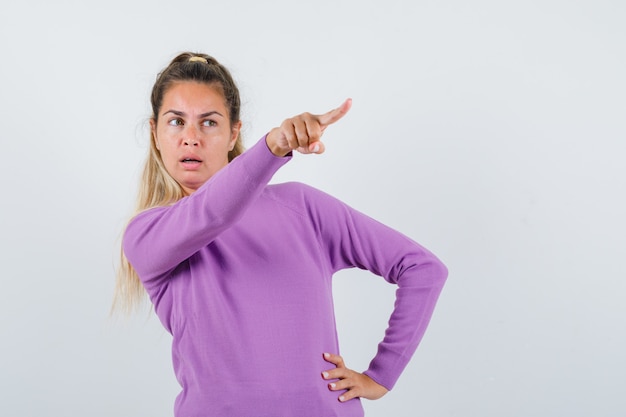 Foto gratuita giovane ragazza espressiva in posa in studio