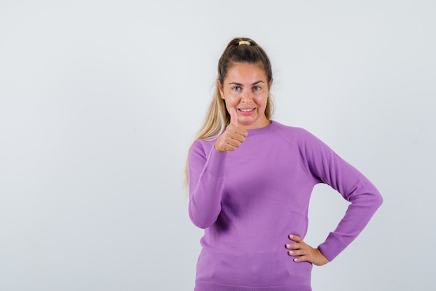 Free photo expressive young girl posing in the studio