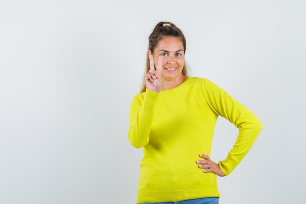 Free photo expressive young girl posing in the studio