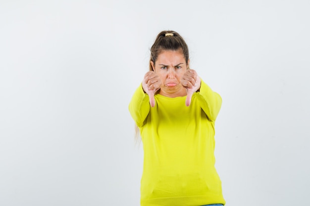 Free photo expressive young girl posing in the studio