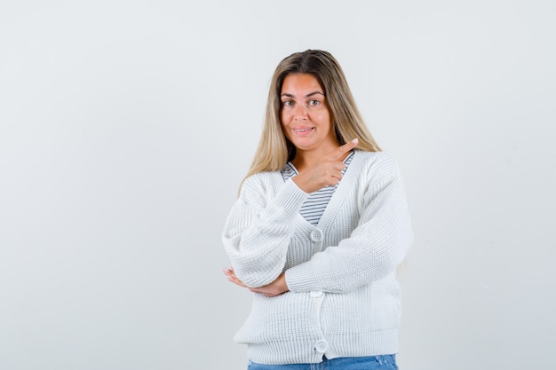 Foto gratuita giovane ragazza espressiva in posa in studio