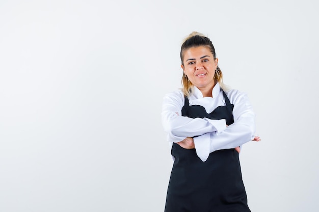 Foto gratuita giovane ragazza espressiva in posa in studio