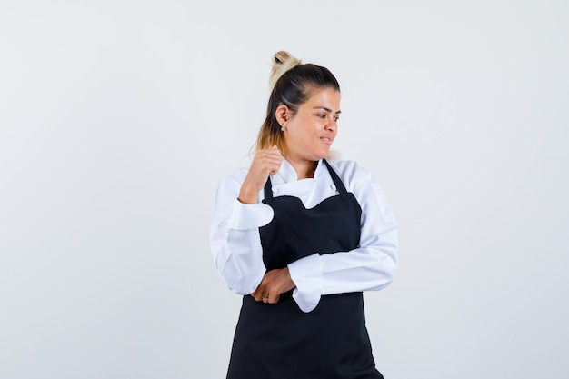 Foto gratuita giovane ragazza espressiva in posa in studio