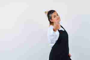 Free photo expressive young girl posing in the studio