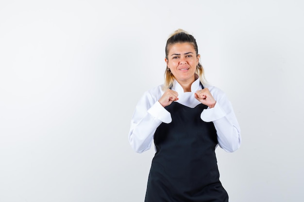 Foto gratuita giovane ragazza espressiva in posa in studio