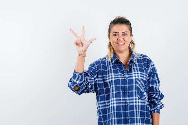 Giovane ragazza espressiva in posa in studio