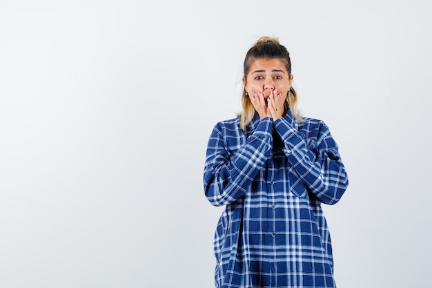 Free photo expressive young girl posing in the studio