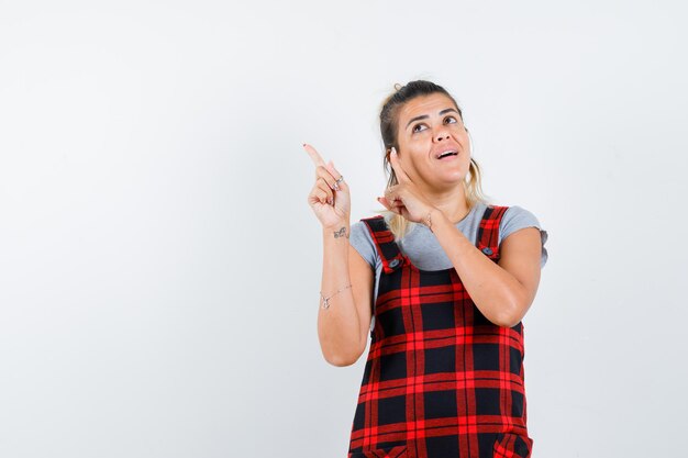 Giovane ragazza espressiva in posa in studio