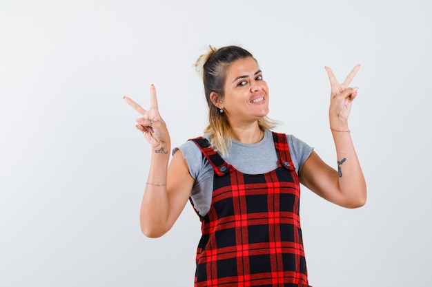 Foto gratuita giovane ragazza espressiva in posa in studio