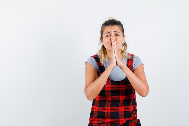 Foto gratuita giovane ragazza espressiva in posa in studio