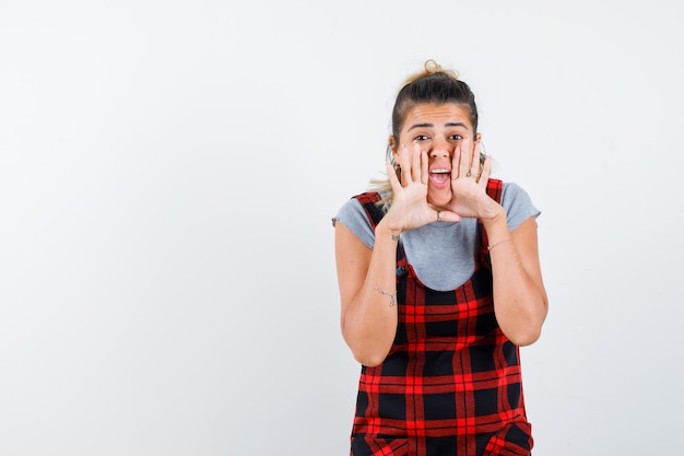 Free photo expressive young girl posing in the studio