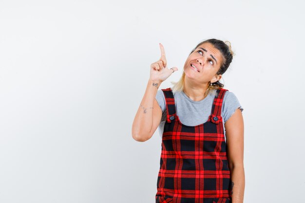 Free photo expressive young girl posing in the studio