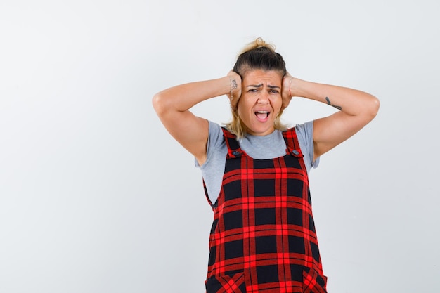 Foto gratuita giovane ragazza espressiva in posa in studio