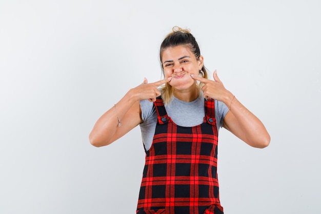 Foto gratuita giovane ragazza espressiva in posa in studio