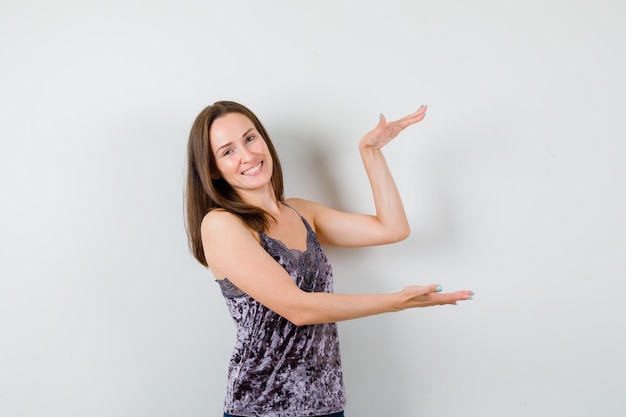 Free photo expressive young girl posing in the studio