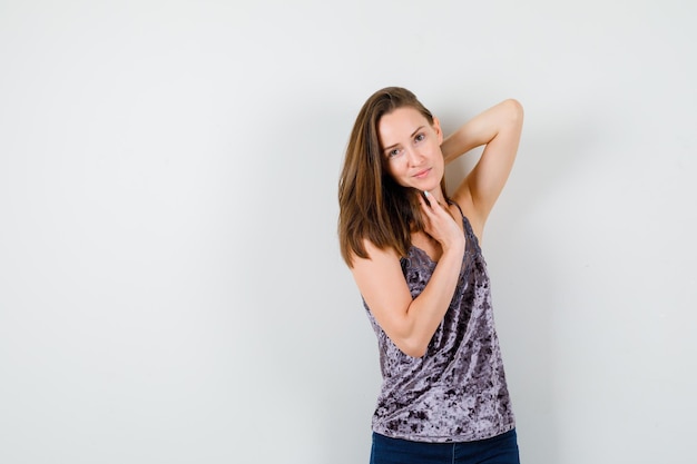 Free photo expressive young girl posing in the studio