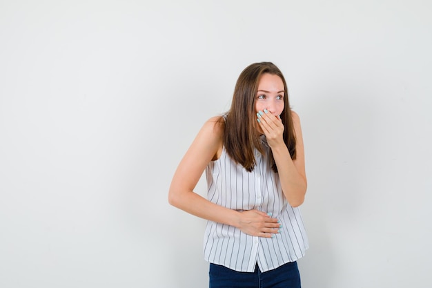 Foto gratuita giovane ragazza espressiva in posa in studio