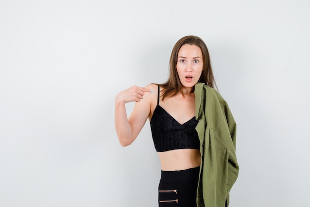 Free photo expressive young girl posing in the studio