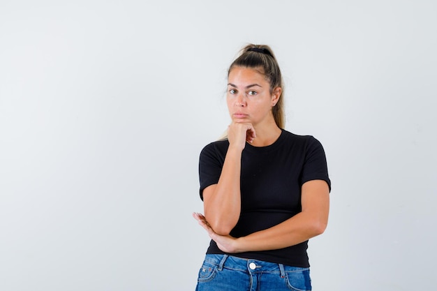 Foto gratuita giovane ragazza espressiva in posa in studio