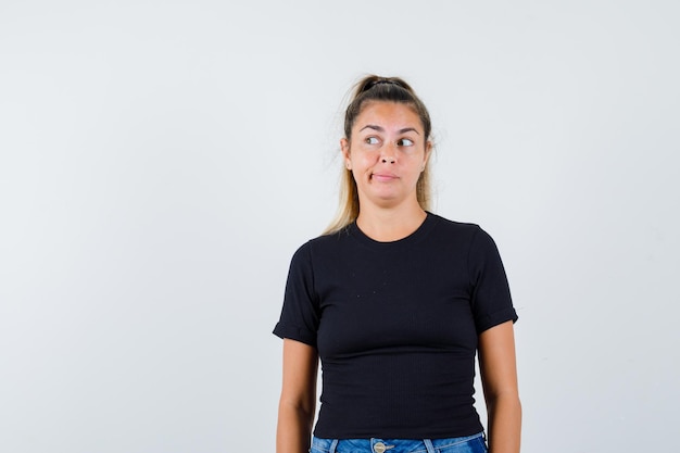 Free photo expressive young girl posing in the studio