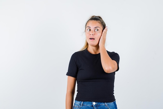 Giovane ragazza espressiva in posa in studio