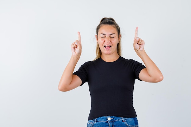 Foto gratuita giovane ragazza espressiva in posa in studio