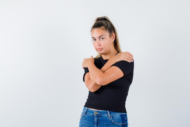 Foto gratuita giovane ragazza espressiva in posa in studio