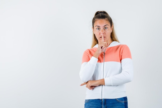 Free photo expressive young girl posing in the studio