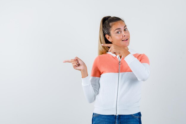 Foto gratuita giovane ragazza espressiva in posa in studio