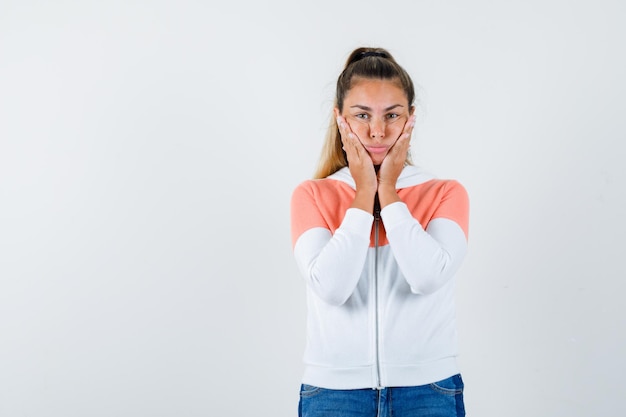 Foto gratuita giovane ragazza espressiva in posa in studio