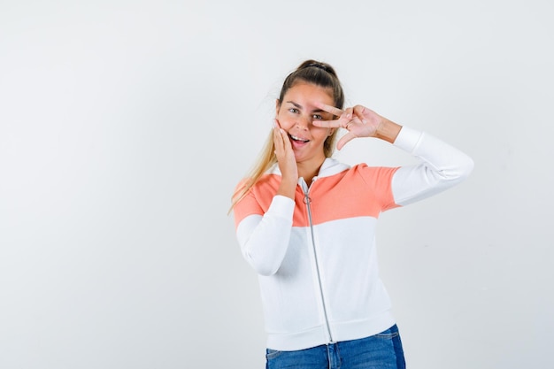 Free photo expressive young girl posing in the studio