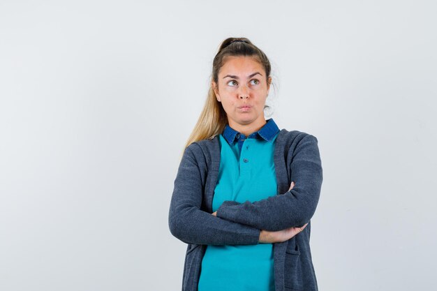 Foto gratuita giovane ragazza espressiva in posa in studio