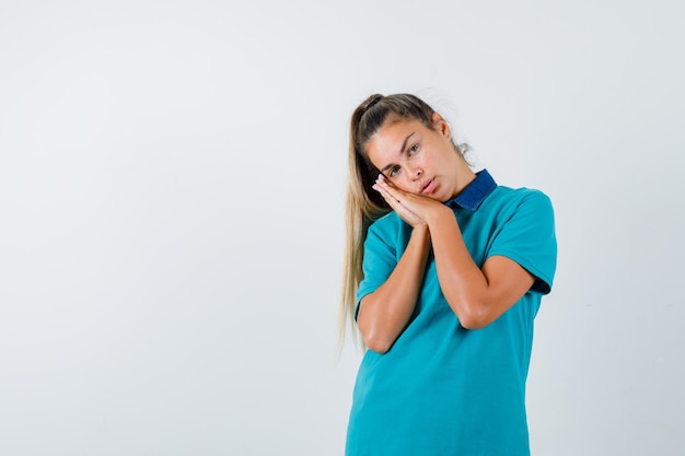 Free photo expressive young girl posing in the studio