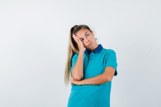 Giovane ragazza espressiva in posa in studio