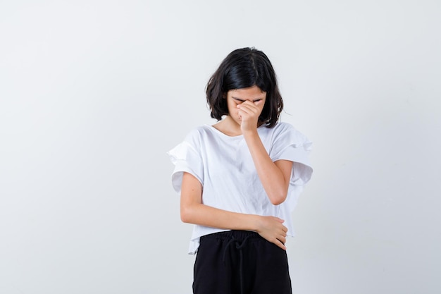 Free photo expressive young girl posing in the studio