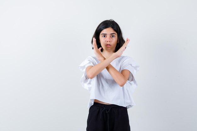 Ragazza espressiva in posa in studio