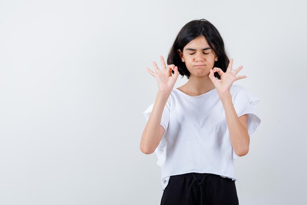 スタジオでポーズをとる表現力豊かな若い女の子