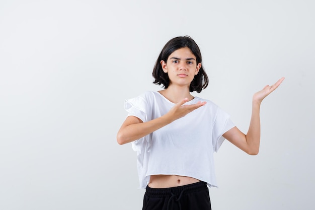 Ragazza espressiva in posa in studio