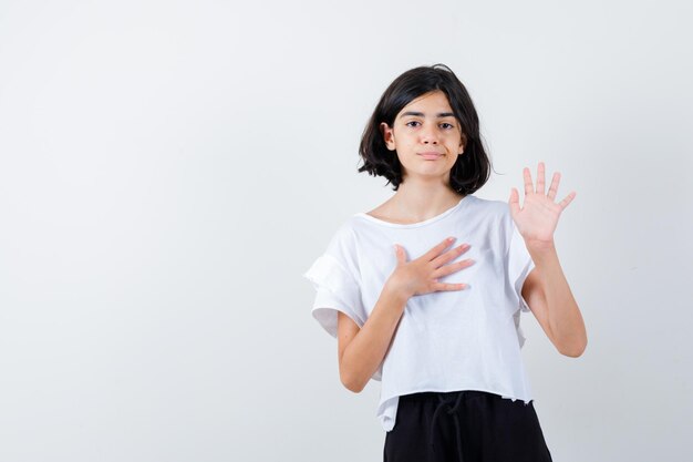 スタジオでポーズをとる表現力豊かな若い女の子