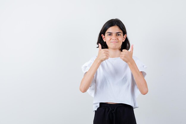 スタジオでポーズをとる表現力豊かな若い女の子