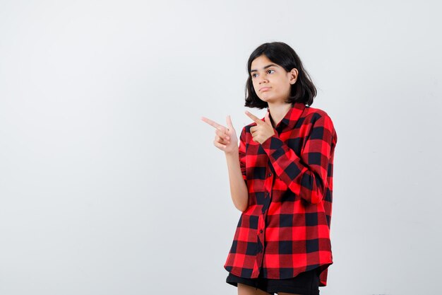 スタジオでポーズをとっている表現力のある若い女の子
