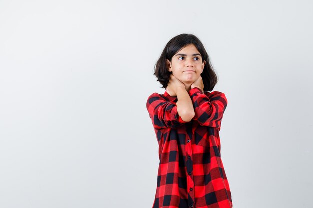 スタジオでポーズをとる表現力豊かな若い女の子