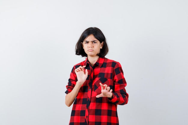 Free photo expressive young girl posing in the studio