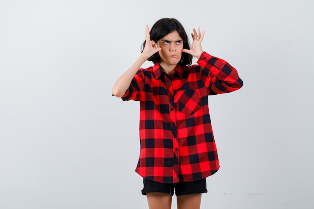 Free photo expressive young girl posing in the studio