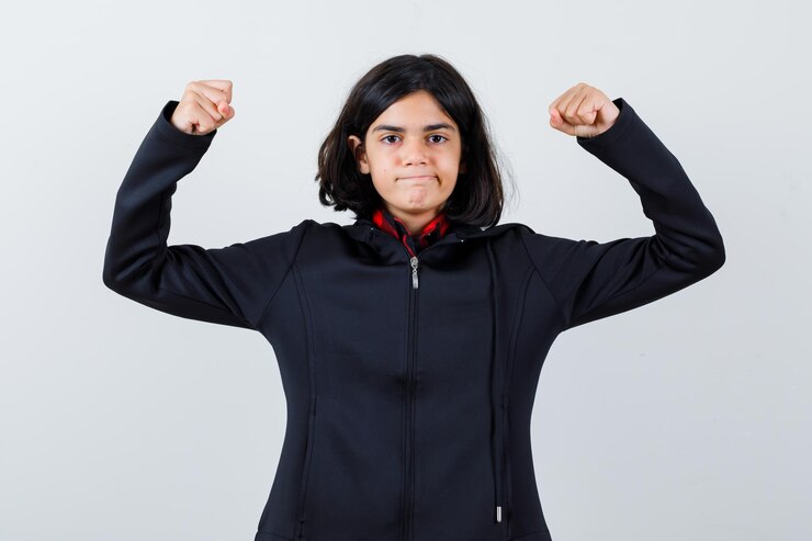 無料Photo スタジオでポーズをとる表現力豊かな若い女の子
