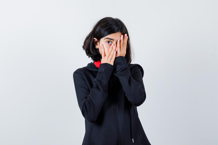 無料Photo スタジオでポーズをとる表現力豊かな若い女の子