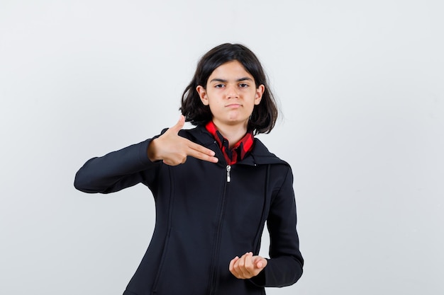 Free photo expressive young girl posing in the studio