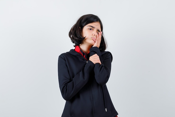 無料Photo スタジオでポーズをとる表現力豊かな若い女の子